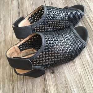Black sandals heel like new size 7.5